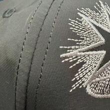 Gorra de béisbol ajustable, transpirable y de malla para hombre, con diseño de letras de hip-hop de AMIRI - Negro - Ver 4