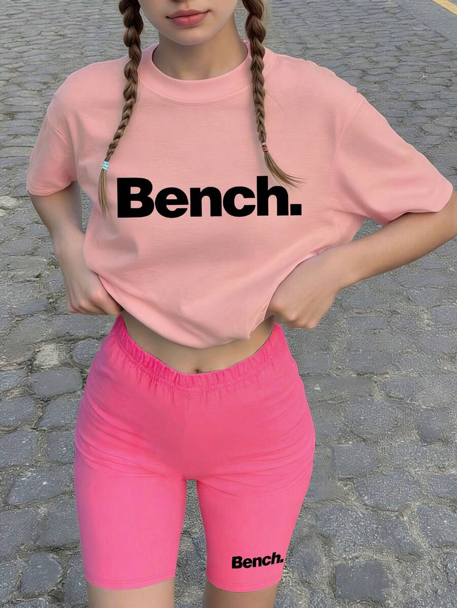 两件套女童柔软休闲套装,“Bench”字母图案T恤搭配同款自行车短裤,适合短途外出、上学日常穿着、夏季 - 粉色 - 查看 1