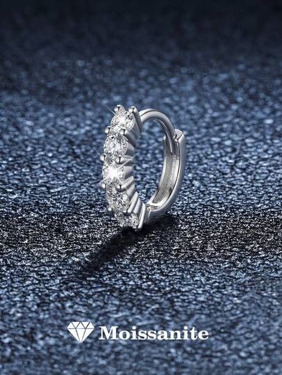 1 đôi bông tai bạc 925 mạ vàng trắng 18K đính đá Moissanite, kiểu dáng cổ điển, nhỏ nhắn, phù hợp với tai nhạy cảm, là món quà trang sức tinh tế, lý tưởng cho phái nữ đeo hàng ngày, dự tiệc, đám cưới và nhiều dịp khác.