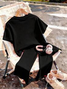 Este conjunto casual para niñas incluye una camiseta de cuello redondo beige con estampado de letras y una taza de mano, combinada con pantalones acampanados beige. Es muy adecuado para ir a la escuela, de compras, estilo callejero y vacaciones. Es una opción ideal para el uso diario de las niñas, y también un gran regalo para amigos y familiares. - Negro - Ver 3
