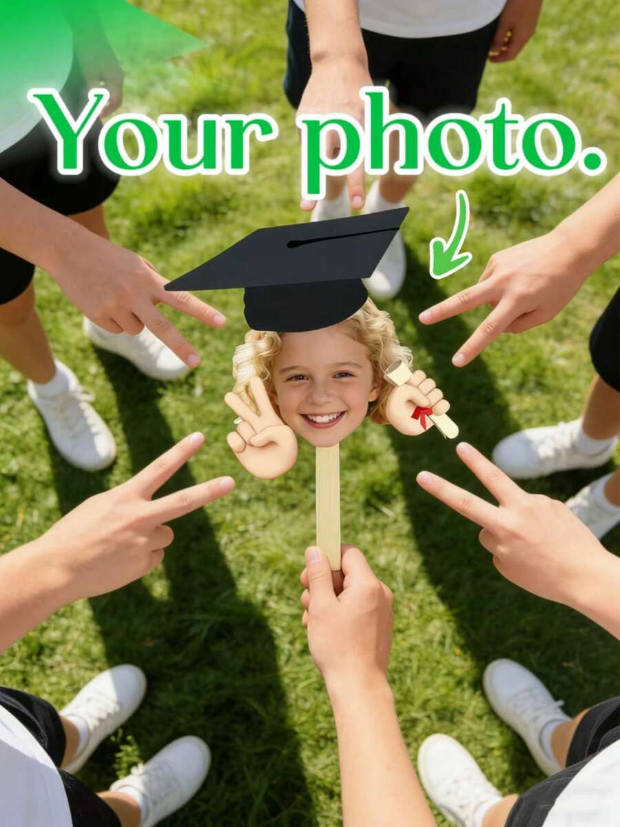 ¡Accesorio de graduación adorable! Birrete de graduación negro clásico combinado con el gesto de mano "V" y sosteniendo el diploma, captura la alegría y la ceremonia de la graduación en un momento fotográfico encantador - Multicolor - Ver 1