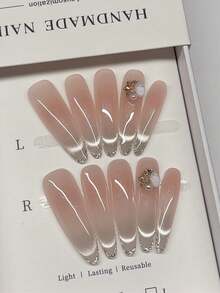 10 móng giả dài hình hạnh nhân với nền hồng nude gradient mắt mèo, viền Pháp lấp lánh bạc, hoa trà 3D, điểm xuyết ngọc trai và lá kim loại, thiết kế thanh lịch, sang trọng kiểu cổ tích. Móng acrylic dán thủ công 100%, có thể tái sử dụng. Bao gồm 1 miếng dán keo, 1 que và 1 dũa móng, thích hợp cho nữ sử dụng hàng ngày hoặc dự tiệc. - Nhiều màu - Xem 4