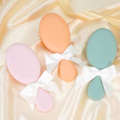 1 pièce Mini peigne à coussin d'air portable avec nœud en satin, brosse à démêler avec manche, utilisation mouillée et sèche, peigne à cheveux pour cheveux bouclés/droits/fins - Petite brosse plate portable pour femmes, adultes, adolescents, pour sac à main, voyage, gym, bureau, coiffure rapide - Cadeau parfait pour la Saint-Valentin, l'anniversaire, Noël, la fête des mères pour elle, une amie, une sœur, une fille (nœud en satin élégant, mini léger, prêt à offrir)
