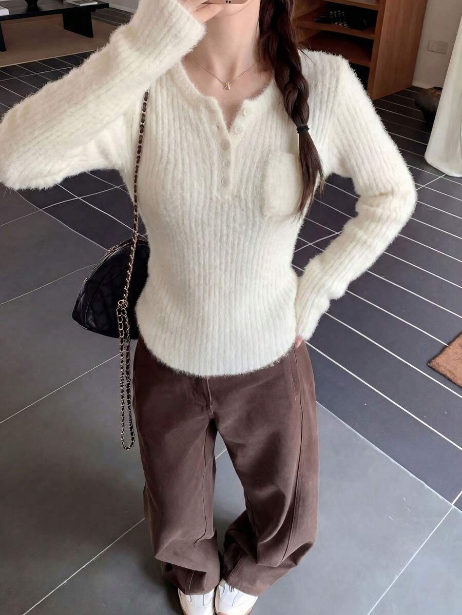 女士柔软针织毛衣，休闲清纯性感风，半开襟圆领不对称下摆，长袖，针织面料，秋冬款 - 杏色 - 查看 1