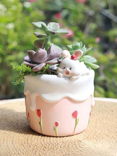 Chậu cây hình động vật đáng yêu này được làm từ nhựa, có lỗ thoát nước ở đáy, tạo nên một vật trang trí bàn làm việc xinh xắn. Rất thích hợp để đặt trên bệ cửa sổ, bàn làm việc, giá sách hoặc ban công. Đây cũng là món quà tuyệt vời dành cho người yêu cây cảnh, người nuôi mèo hoặc bất cứ ai thích đồ trang trí nhà cửa dễ thương.