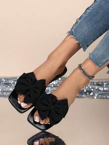 Sandalias planas de mujer con punta cuadrada en negro, con decoración de lazo y correa única, sandalias de playa deslizantes elegantes y versátiles para el verano - Negro - Ver 5