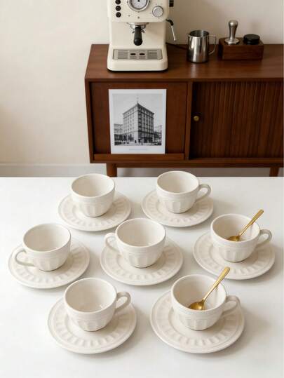 Juego de 6 piezas de taza y platillo de cerámica con relieve, tazas de café de porcelana blanca con borde de cuentas estilo europeo vintage, apto para lavavajillas, juego de regalo de taza de té de la tarde para latte/capuchino, para el hogar, la cocina y fiestas en cafeterías