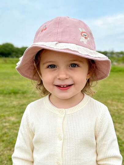 1顶幼儿卡通兔子蝴蝶结樱桃刺绣帽，带蕾丝花边和系带，米色和粉色可选。时尚可爱，轻便透气，是理想的防晒用品。这款宽檐公主帽非常适合春秋季节，也是送给2-3岁女孩的绝佳生日或节日礼物，适合户外玩耍和休闲。