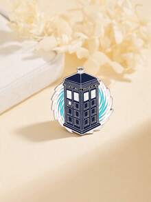 Ghim cài áo hình bốt điện thoại cổ điển, tái hiện diện mạo mang tính biểu tượng từ bộ phim, kết hợp với các họa tiết xoáy màu xanh và trắng, toát lên vẻ quyến rũ khoa học viễn tưởng và hoài niệm về loạt phim. - Nhiều màu - Xem 2