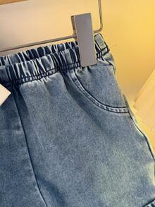 男童夏季时尚街头风三件套：蓝色领背心、白色印花T恤、蓝色牛仔裤，适合街头、学校和休闲场合穿着。 - 霧霾藍 - 查看 7