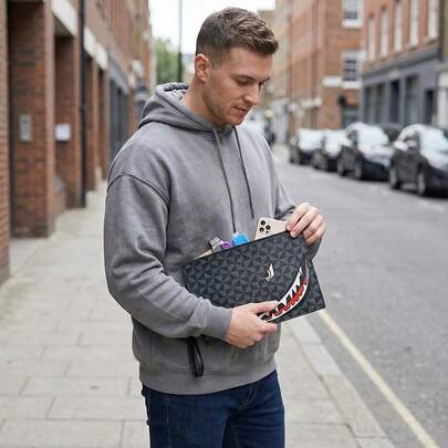 早春新款黑/米色风车印花、鲨鱼嘴印花，防水PU材质，时尚个性，男士手拿包、腕包、手机包，适合工作通勤、购物、商务会议，是送给男士、丈夫、圣诞节、感恩节、情人节的理想礼物。