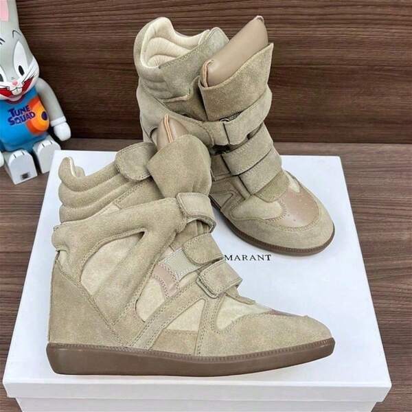 Nuevas zapatillas ISA para mujer, modelo 2026, con alza oculta, estilo casual y de caña alta. Un básico imprescindible para tus looks diarios.