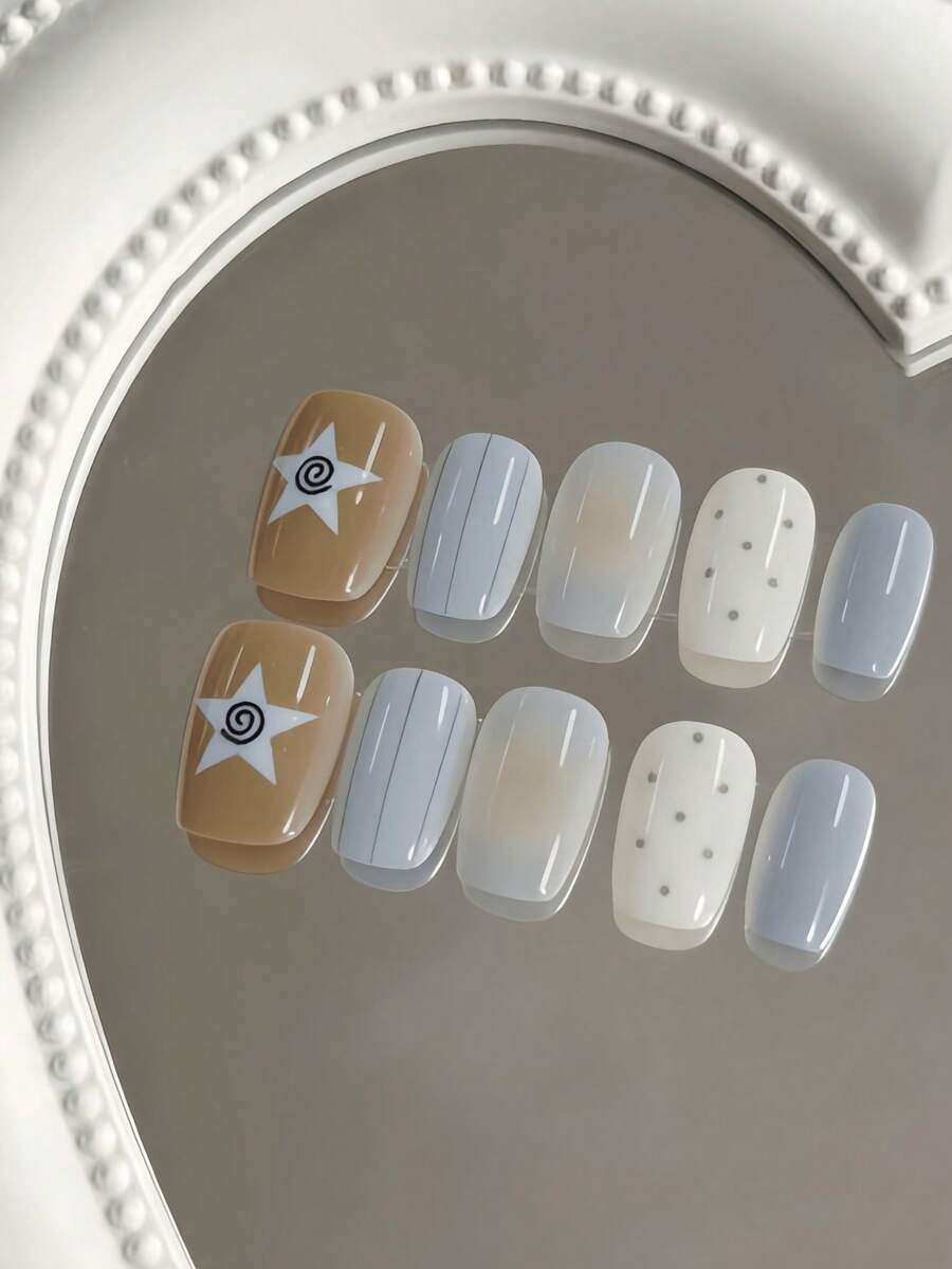 10片极简灰棕色漩涡星形美甲贴，混合裸色调手绘几何图案，附赠果冻胶和指甲锉。 - 淺藍色 - 查看 1