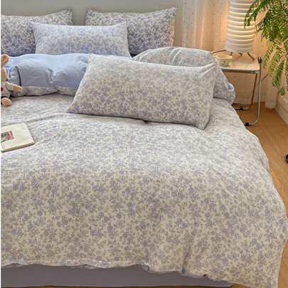 Bộ chăn ga gối 4 món INS Style Soft Blue Rose, chất liệu polyester hai lớp lưới, thiết kế độc đáo, thân thiện với da và thoáng khí cho mọi mùa, có thể tháo rời và giặt được (1 vỏ chăn + 1 ga trải giường + 2 vỏ gối, không kèm ruột chăn, họa tiết vỏ gối được cắt ngẫu nhiên), kiểu dáng được các blogger ưa chuộng, mang đến không gian phòng ngủ tươi mới.