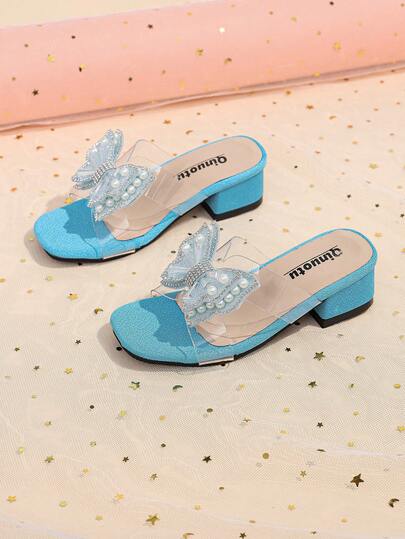 1双黑色女童时尚拖鞋，闪亮珍珠水晶水钻蝴蝶装饰，简约露趾柔软防滑一脚蹬设计，波西米亚风公主厚底沙滩凉鞋，适合日常休闲、度假、节日、春夏穿着。