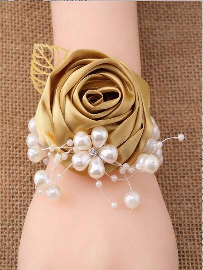 Hoa cài áo cổ tay hình hoa hồng vàng đính ngọc trai, lá vàng và ruy băng satin, hoa cài áo cho phù dâu, hoa cài áo chú rể cho đám cưới.