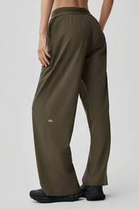 Alo Yoga Alo Suit Up Trouser (Regular) Designed For A Loose Women's Olive Tree W51432r - 卡其色 - 查看 3
