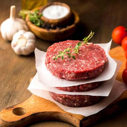 500 pièces Papier pour galette de hamburger, papier pour faire des galettes de hamburger, feuilles de papier rondes/carrées blanches anti-adhésives. Papier séparateur de hamburger, résistant à l'huile et anti-adhésif, pour séparer les galettes de hamburger, les tranches de fromage, les aliments surgelés, emballer des bonbons, séparer ou stocker des biscuits. Convient pour un usage quotidien, imperméable et résistant à l'huile, garantissant des aliments frais, tendres, juteux et délicieux. Résistant à la chaleur jusqu'à 230°C/446°F, convient pour le micro-ondes, le four et le réfrigérateur.