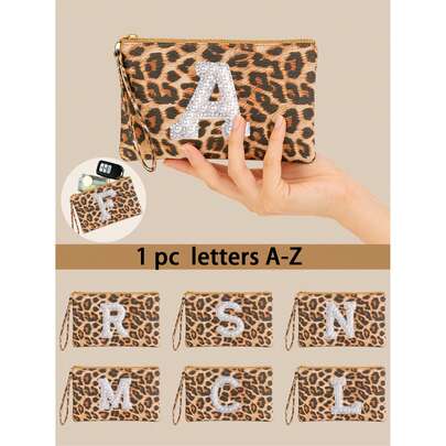 1. 女士拉链豹纹迷你零钱包，可作化妆包、收纳包；印有26个珍珠字母（A-Z），个性可爱。这款拉链手拿包采用柔软面料制成，不易磨损或褪色。质感时尚；适合存放信用卡、文件、口红、手机、耳机和零钱。是情人节、母亲节和个性化礼物的绝佳选择。