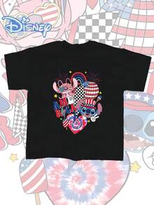 Ce t-shirt d'été pour homme Disney *Lilo & Stitch* arbore des motifs ludiques, une finition vieillie d'inspiration vintage et une coupe sans coutures. Confectionné en pur coton, il offre un confort exceptionnel et une excellente respirabilité. Son design allie avec brio style outdoor et streetwear, et est agrémenté d'un col rond classique. Pièce de qualité signée d'une marque tendance, il constitue un cadeau idéal pour vos proches, qui fera assurément plaisir à son destinataire. - Noir - Voir 1