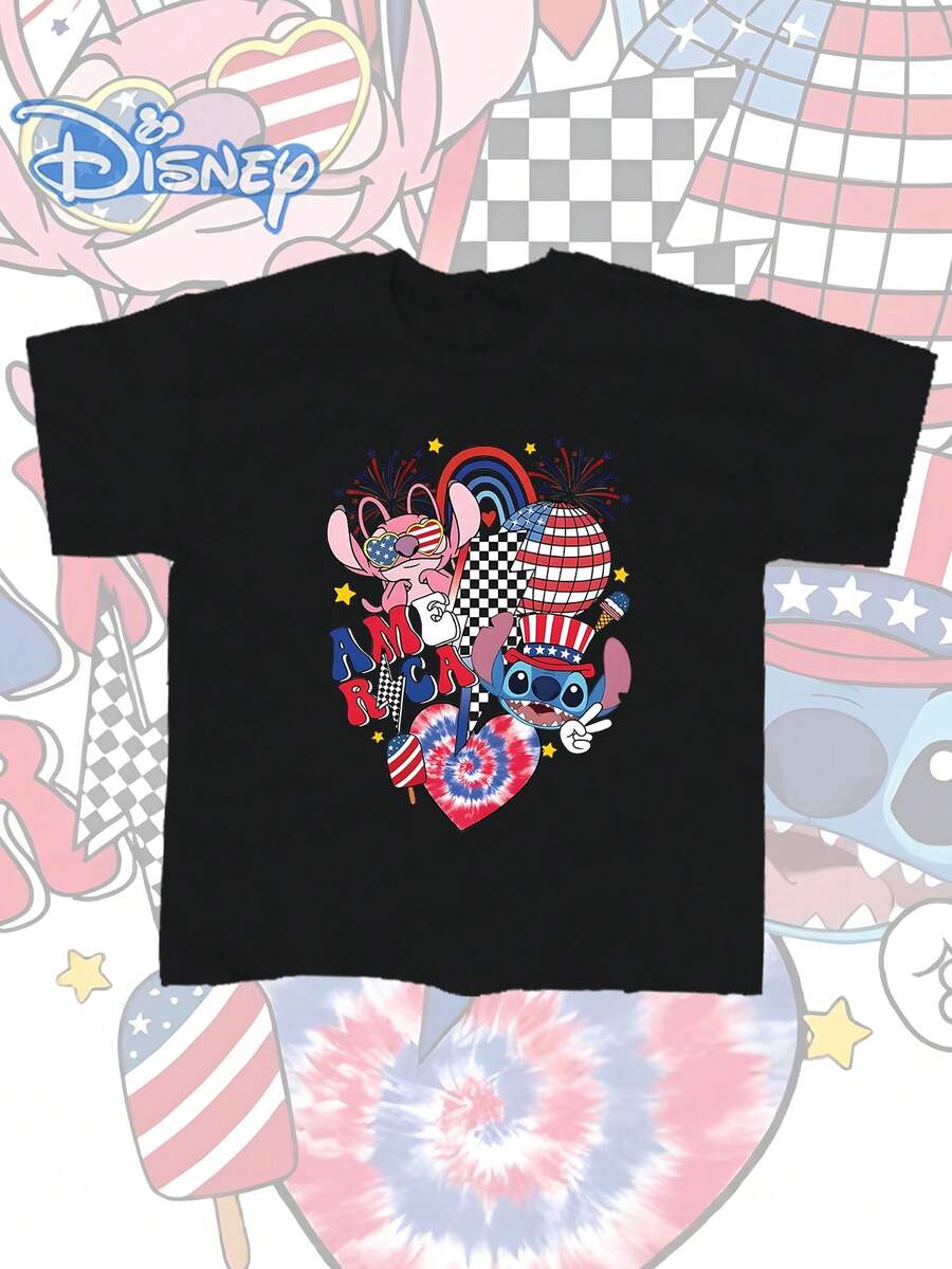 Ce t-shirt d'été pour homme Disney *Lilo & Stitch* arbore des motifs ludiques, une finition vieillie d'inspiration vintage et une coupe sans coutures. Confectionné en pur coton, il offre un confort exceptionnel et une excellente respirabilité. Son design allie avec brio style outdoor et streetwear, et est agrémenté d'un col rond classique. Pièce de qualité signée d'une marque tendance, il constitue un cadeau idéal pour vos proches, qui fera assurément plaisir à son destinataire. - Noir - Voir 1