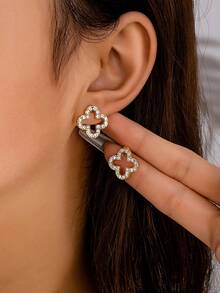 1 Đôi bông tai hình cỏ bốn lá đính đá lấp lánh, nhẹ nhàng, thời trang, phù hợp cho phụ nữ đeo hàng ngày. - Vàng - Xem 1