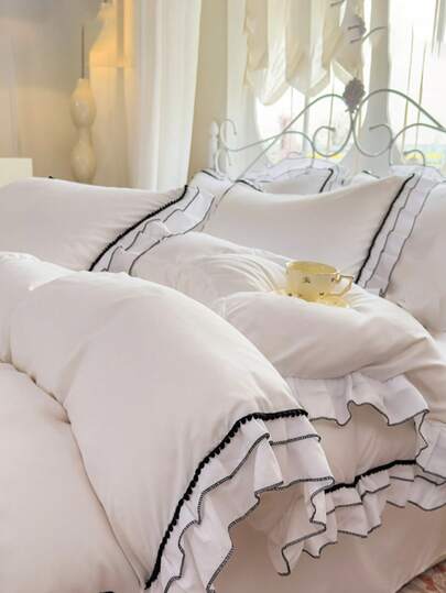 Bộ 3 món màu trắng nữ tính, kiểu dáng tối giản, mềm mại và thoáng khí với hai lớp bèo nhún và tua rua (1 vỏ chăn + 2 vỏ gối, không kèm ruột chăn), thích hợp cho phòng ngủ và phòng khách, có thể giặt máy, sử dụng được cả bốn mùa.