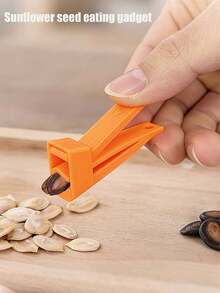 1 cái dụng cụ tách hạt dưa hấu mini bằng nhựa, dụng cụ mở hạt dưa hấu in 3D, dụng cụ nhà bếp. Thích hợp cho các bữa tiệc, làm bánh, ăn nhẹ và tách hạt dưa hấu. Tiện lợi và nhanh chóng. Có thể tháo rời và rửa sạch. Dụng cụ sáng tạo. - Nhiều màu - Xem 5