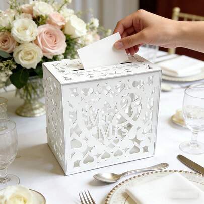 Bộ gồm 1 hộp đựng thiệp cưới bằng gỗ có khóa và chìa, kẹp thiệp quà tặng cho tiệc cưới, và hộp đựng tiền rỗng tự nhiên có in logo thiệp cưới.