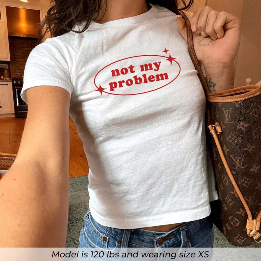 Not My Problem Baby Tee, Funny Y2K Meme Shirt, Red Slogan Crop Top, Cute Gift For Her, Attitude Tee, Baby Tee For Women, - 白色 - 查看 1