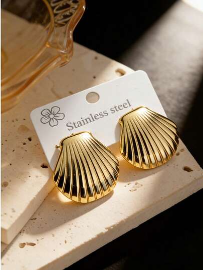 French Retro Gold Foil Earrings, Light Luxury Style Stainless Steel Earrings And Gold Jewelry, Exquisite And Versatile Earrings, Stainless Steel Rust-Proof Jewelry, Suitable For Daily Gatherings, Weddings And Events