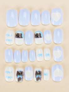 24片短方形牛奶色泰迪熊主题儿童美甲贴纸，采用柔和可爱的卡通元素，以低饱和度的浅灰蓝色和乳白色为主色调，清新治愈，可爱又适合儿童日常佩戴，充满活力。儿童美甲 - 彩色 - 查看 4