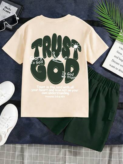 Bộ đồ thường ngày mùa hè cho bé trai gồm 2 món: áo thun ngắn tay và quần short, in chữ tiếng Anh ngộ nghĩnh, thích hợp mặc mùa hè.
