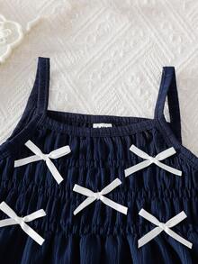 Conjunto de tirantes para niñas bebé en azul marino, con top de tirantes descubiertos de los hombros con acento de lazo blanco y diseño de volantes, a juego con pantalones a rayas verticales, un estilo minimalista pero dulce, adecuado para uso diario - azul real - Ver 3