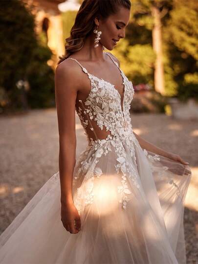 Elegant Sexy V Neck Sleeveless Lace Appliqué A Line Wedding Dress,Registry Office Dresses Bridal Gown,Evening Party Dress Birthday Party Dress Country Wedding,Romantic Church Ceremony Wedding Dress,Suitable For Wedding,Dating,Party,Singles' Party,Vacation,Formal Occasions,Dinner Dress,Prom Dress,Homecoming Dess,Cocktail Party,Wedding Guest Dress,Graduation