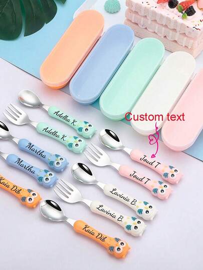 Tenedor y cuchara de acero inoxidable con forma de búho personalizado con texto/logotipo, juego de cubiertos portátil con nombre/texto personalizable, mango antideslizante para un agarre fácil, incluye caja de almacenamiento a prueba de polvo, adecuado para estudiantes, oficina, picnic al aire libre, duradero, utensilio de alta calidad para comer