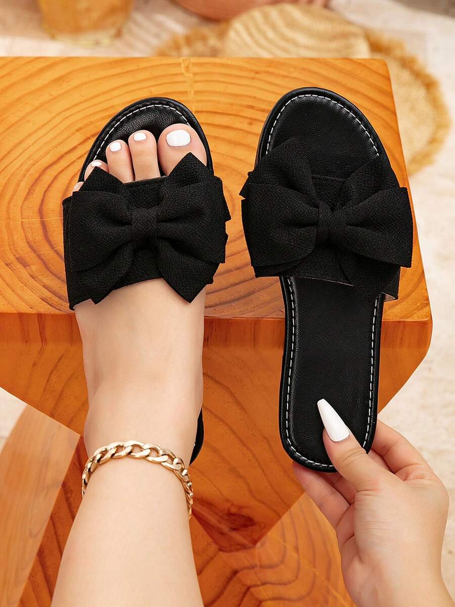 Sandálias rasteiras decoradas com laço fofo para mulheres, chinelos rasteiros com laço preto, calçados de verão fashion e confortáveis - Preto - Visão 1