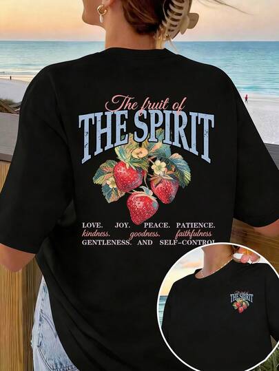 Camiseta holgada vintage para mujer, camiseta de cuello redondo suave y pre-encogida, impresa con "Fruto del Espíritu", fresa y el versículo bíblico de Gálatas 5:22-23, estilo pastoral viral de INS, adecuada para el mercado de agricultores, picnic, reunión de la iglesia y día casual en la playa, color negro