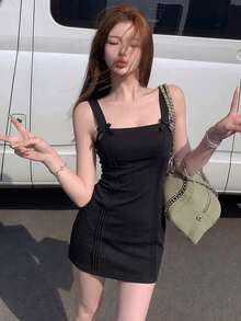 Đầm mini ôm sát gợi cảm với dây đeo mảnh và nơ, kiểu dáng thon gọn, màu đen thanh lịch, thích hợp cho mùa hè. - màu đen - Xem 1