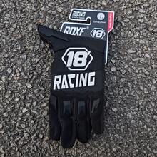 一双多功能手套，男女通用，适合春、夏、秋季佩戴。这款合成革赛车手套专为户外山地自行车、摩托车赛车及各种户外活动而设计。手套采用双层超细纤维指套，经久耐用，并带有硅胶印花和泡沫衬垫，是生日或节日的绝佳礼物。 - 黑與白 - 查看 10