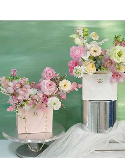 Túi quà tặng bó hoa cầm tay gấp gọn có dây xích, túi đựng hoa 3D dày dặn, sáng tạo dành cho các cửa hàng hoa, được làm từ bìa cứng chắc chắn với họa tiết dập nổi tinh tế, mang lại cảm giác sang trọng, thiết kế gấp gọn để dễ dàng cất giữ và mang theo, tay cầm dạng dây xích tạo vẻ ngoài tinh tế và thanh lịch.