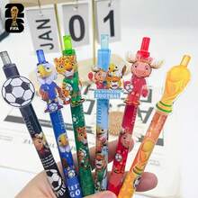 FIFA Pieces 出品的 2026 年世界杯吉祥物和世界杯奖杯图案圆珠笔。精美小礼物，适合日常使用，也适合作为学习用品、办公用品和日常书写用品。非常适合作为学生奖励或生日礼物。 - 吉祥物原子筆 - 查看 1