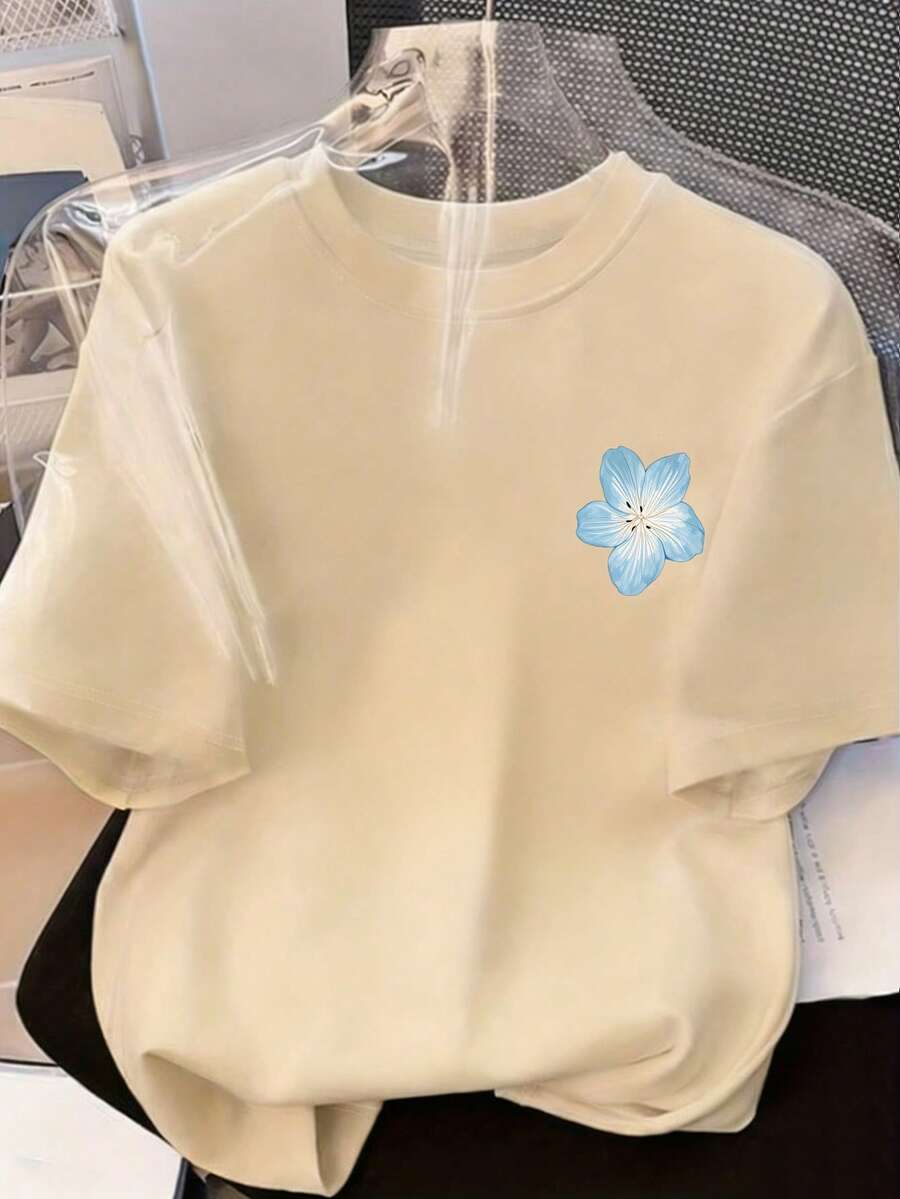 女士宽松奶奶款T恤，舒适弹力圆领T恤，蓝色花卉印花搭配红色扭结前襟设计，引领海滩风街头潮流，适合海滩度假、泳装罩衫、早午餐和夏季音乐节休闲穿着。