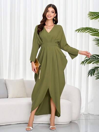 女士绿色V领蝙蝠袖开衩下摆连衣裙，简约日常百褶裙款式，休闲、购物、外出穿搭，易于搭配