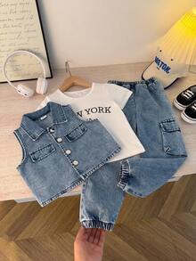 男童夏季时尚街头风三件套：蓝色领背心、白色印花T恤、蓝色牛仔裤，适合街头、学校和休闲场合穿着。 - 霧霾藍 - 查看 2