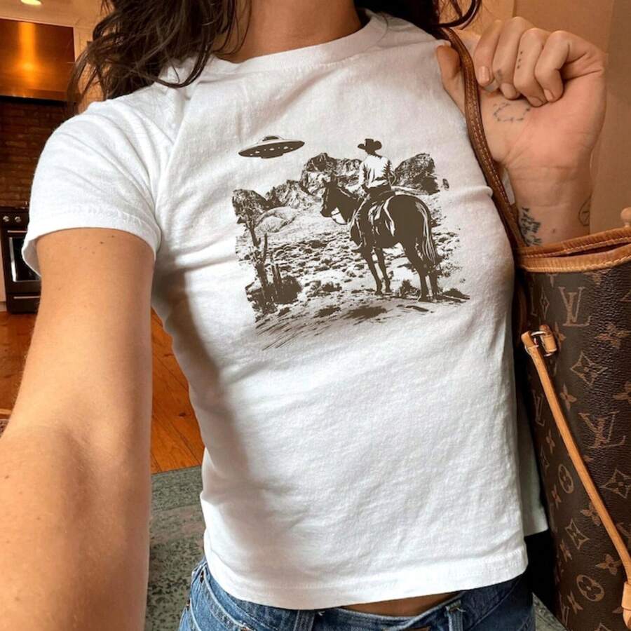 Cowboy UFO Baby Tee, Western Alien Graphic Crop Top, Vintage Desert Shirt, Y2K Retro Womens Tee, Coo - trắng - Xem 1
