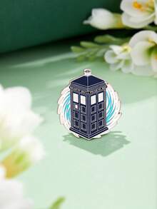 Ghim cài áo hình bốt điện thoại cổ điển, tái hiện diện mạo mang tính biểu tượng từ bộ phim, kết hợp với các họa tiết xoáy màu xanh và trắng, toát lên vẻ quyến rũ khoa học viễn tưởng và hoài niệm về loạt phim. - Nhiều màu - Xem 9