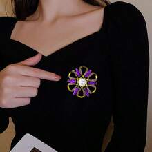 1 pieza Elegante y delicada broche de flor púrpura de aleación de zinc, adecuado como accesorio para uso diario, fiesta y vestimenta formal de mujer - Morado - Ver 3