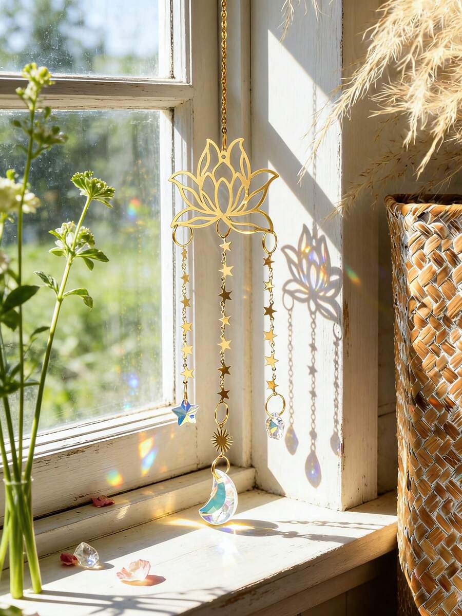 1件金色莲花月亮水晶阳光捕捉器挂饰，阳光棱镜制造器，女巫房间装饰，美学窗户装饰，波西米亚家居点缀，冥想瑜伽空间配件，星空墙饰，灵性礼物创意，破旧别致花园装饰，神秘阳光捕捉器，光线折射器，装饰吊坠，室内外装饰品，独特的乔迁礼物，星空月相艺术，梦幻房间美学，奇幻家居装饰品，闪亮阳光捕捉器艺术品