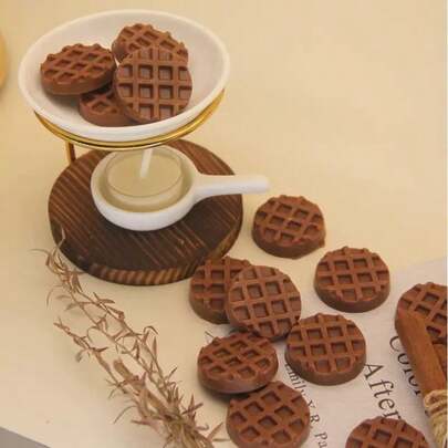 华夫饼饼干香味蜡烛，手工大豆蜡香薰蜡烛，逼真的食物造型蜡烛，可用于家居装饰、缓解压力，是独特的乔迁礼物；巧克力香味蜡烛，可放置于托盘、书架上，带有焦糖香味，适合圣诞节、情人节、感恩节、万圣节和其他节日作为礼物；是送给闺蜜、朋友、家人、生日、乔迁之喜的完美礼物。